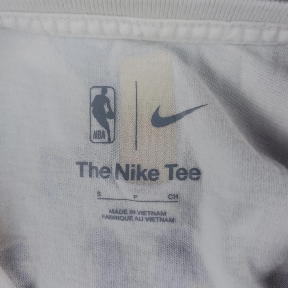 Nike Women's Size Small Los Angeles Lakers #6 LeBron James NBA Team Shirt